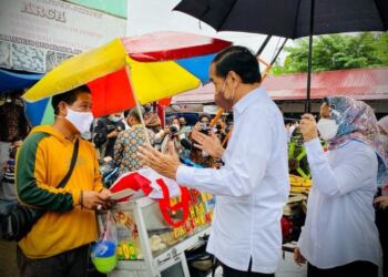 Presiden Jokowi Bagikan BLT di Pasar Angso Duo Jambi 1
