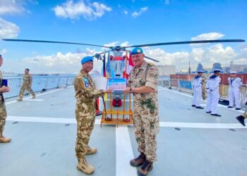 Diperpanjang Kedua Kali Masa Tugasnya, Prajurit KRI SIM-367 Terima Jam Komandan MTF Commander UNIFIL 17