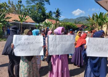 Terkait Proses Hukum Kasus Dugaan Pelecahan Seksual Pada Anak Dibawah Umur, Warga Cicapar Merasa Tidak Puas Hingga Lakukan Aksi Demo Di Balai Desa 3