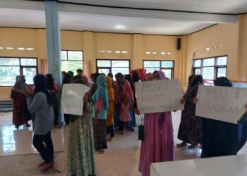 Terkait Proses Hukum Kasus Dugaan Pelecahan Seksual Pada Anak Dibawah Umur, Warga Cicapar Merasa Tidak Puas Hingga Lakukan Aksi Demo Di Balai Desa 4