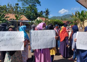 Terkait Proses Hukum Kasus Dugaan Pelecahan Seksual Pada Anak Dibawah Umur, Warga Cicapar Merasa Tidak Puas Hingga Lakukan Aksi Demo Di Balai Desa 1