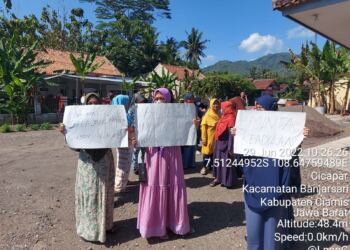 Terkait Proses Hukum Kasus Dugaan Pelecahan Seksual Pada Anak Dibawah Umur, Warga Cicapar Merasa Tidak Puas Hingga Lakukan Aksi Demo Di Balai Desa 5