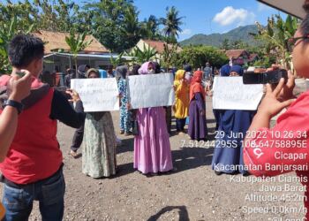 Terkait Proses Hukum Kasus Dugaan Pelecahan Seksual Pada Anak Dibawah Umur, Warga Cicapar Merasa Tidak Puas Hingga Lakukan Aksi Demo Di Balai Desa 2