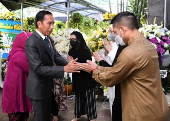 Presiden Jokowi dan Ibu Iriana Takziah ke Kediaman Almarhum Tjahjo Kumolo 1