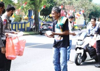 Sambut Tahun Baru Islam, Polres Banjar Bagikan Nasi Kotak Usai Shalat Jumat 1