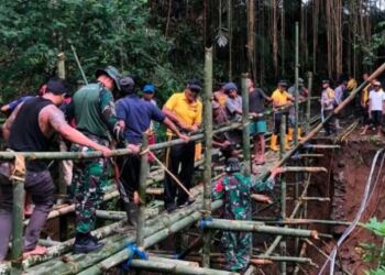 Polri bersama TNI dan Warga Gotong Royong Bangun Jembatan Baru di Bangli 1