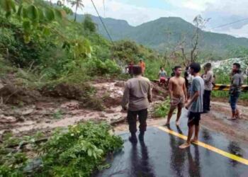 Polri Sigap Membantu Warga Diterjang Banjir dan Longsor di Lotara 18