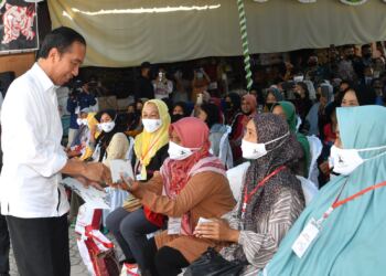 Presiden Jokowi Bagikan Bansos di Pasar Muntok Bangka Barat 1