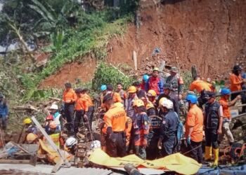 Polda Jabar Evakuasi Korban Tertimbun Longsor di Cijeruk 1