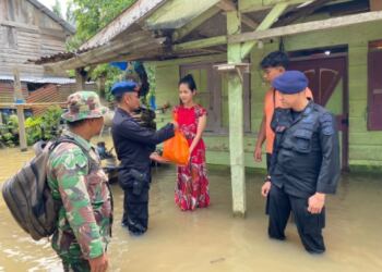 Satbrimob Polda Riau Bersama TNI Bantu Warga Korban Banjir di Batang Gangsal Inhu 1