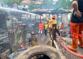 Brimob Polda Kaltim Bantu Warga Padamkan Kebakaran di Pemukiman Klandasan Ulu 20