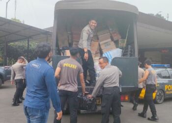 Polres Cimahi Beri Bantuan Sembako Tahap IV Bersama HMI Untuk Korban Gempa Cianjur 18