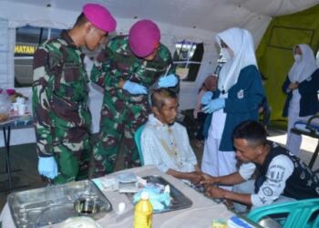 Tim Medis Korps Marinir Satgas TNI AL Peduli Cianjur Lakukan Perawatan warga Korban Gempa Bumi Cianjur 1
