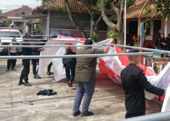 Bantu Korban Gempa Cianjur, Sat Brimob Polda Jabar Bangun Tenda Untuk Pengungsian 1
