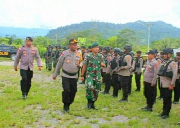 Sinergitas TNI-Polri, Satgas Yonif Raider 142/KJ Hadiri Apel Gabungan di Polres Yalimo 1