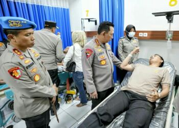 Jenguk Korban Bom Bunuh Diri Polsek Astana Anyar, Kapolri : Tetap Semangat Lindungi Masyarakat 1
