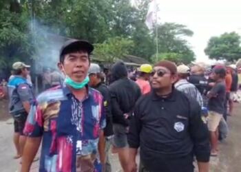 Dinilai Tebang Pilih Dalam Perijinan Tambang Batu Kapur, Persatuan Tumangan Gunung Sadeng (PTGS) Blokade Jalan 1