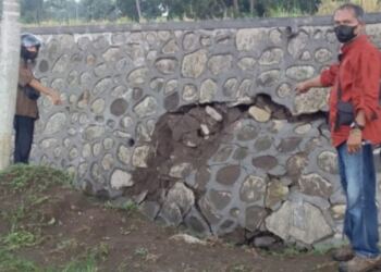 Diduga dikerjaan Asal-asalan Proyek TPT Baru di Ledokombo Langsung Rusak 16