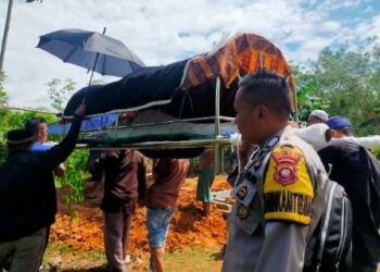 Sebagai Bentuk Kepedulian Terhadap Masyarakat, Bripka Janter Parulian Bantu Proses Pemakaman Warga 18