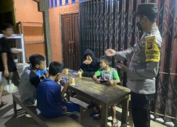 Cegah Pengaruh Hand Phone dan Permainan Game, Bhabinkamtibmas Polsek Sayan Ingatkan Warganya 16
