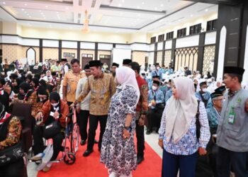 Lepas CJH Embarkasi Makassar, Komisi VIII Minta Jemaah Tingkatkan Kepedulian Antar Sesama 20