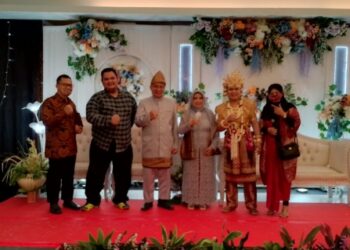 Pimpinan Redaksi Bersama Biro Hukum Sahabat Bhayangkara Indonesia Hadiri Resepsi Pernikahan Putra Ketua Umum PPWI 18