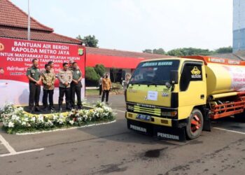 Kapolda Metro Jaya berikan Bantuan 120.000 liter Air Bersih ke Masyarakat Tangerang 21