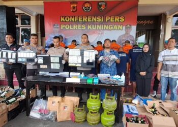 Terkait Kasus Tindak Pidana Penyalahgunaan Obat Keras di Kuningan, Polisi Berhasil Menangkap 6 Tersangka 16