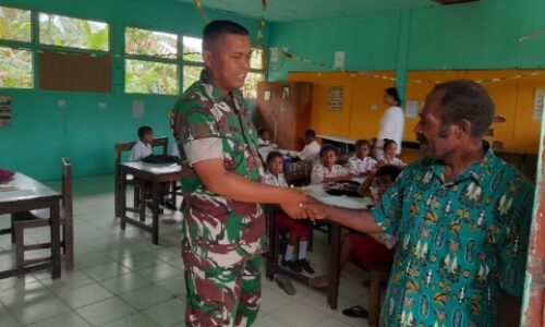Peduli Dengan Pendidikan Anak, Babinsa Koramil 1710-07/Mapurujaya Bantu Mengajar di Sekolah 3