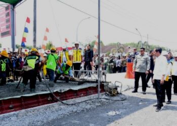 Presiden Jokowi Tinjau Langsung Proyek Rekonstruksi Jalan Rusak di Lampung Tengah 16