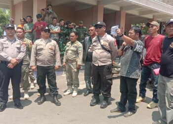 Masyarakat Desa Pagundan Kecamatan Lebakwangi Demo di Halaman Balai Desa 1