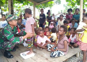 Babinsa Koramil 1710-07/Mapurujaya Berikan Makanan Tambahan Untuk Balita Untuk Cegah Stunting 18