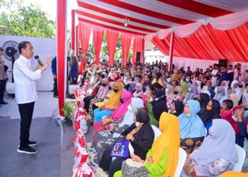Presiden Jokowi Serahkan BLT El Nino di Kantor Pos Genteng 20