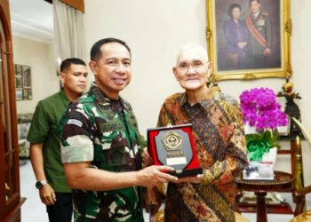 Panglima TNI Kunjungi Sesepuh TNI Jenderal TNI (Purn) Try Sutrisno Wakil Presiden Ke-6 RI 18