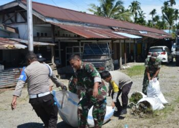 Bentuk Kepedulian Terhadap Lingkungan, Anggota Kodim 1710/Mimika Gelar Karya Bakti Di Pasar Jiliale 16