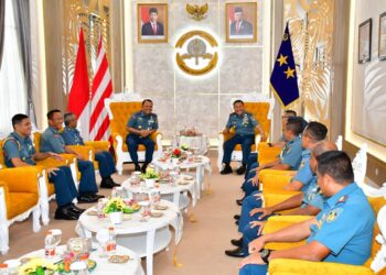 Danpuspenerbal Kunjungi AAL, Sematkan Brevet Kehormatan Penerbangan Kepada Gubernur AAL 20