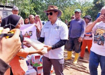 Polri Peduli, Kapolda Sumsel Bersama Komunitas Jeep Salurkan Bantuan untuk Masyarakat Terdampak Banjir 16