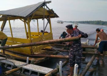 Wujud Nyata Kehadiran TNI AL Di Masyarakat, Prajurit Posal Banyuwangi Perbaiki Rumah Apung Nelayan 21