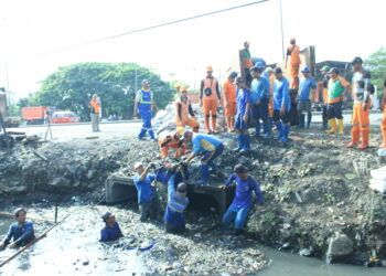 Pemkot Jakut Kerahkan Petugas Gabungan Bersihkan Crossing Drainase Cilincing 21