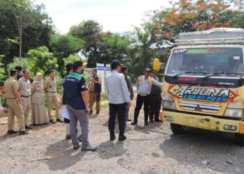 Dinas LH DKI dan Pemkot Jakut Tindak Truk Swasta Pembuang Sampah di Cilincing 18