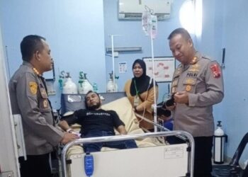 Dir Ditintelkam Polda Kepri Kunjungi Personel Yang Tidak Sadarkan Diri Saat Pengamanan TPS Pemilu 2024 21