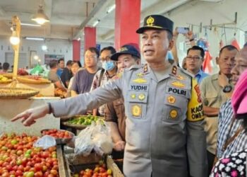Kapolda Sulut Beserta Tim Satgas Pangan Cek Harga Kebutuhan Pokok di Pasar Bersehati 21