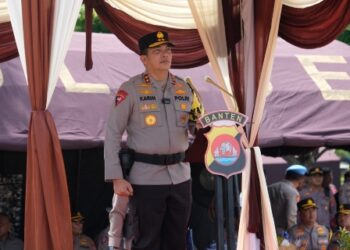 Kapolda Banten Gelar Upacara Penutupan Latganda dan Pembaretan Bintara Remaja di Pantai Batu Cilegon 20