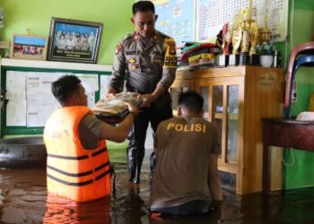 Respon Cepat, Polres Melawi Bantu Evakuasi Peralatan Sekolah SDN 26 Desa Sidomulyo 20