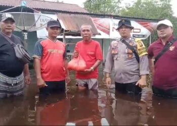 Pemdes Tanjung Tengang Bersama Bhabinkamtibmas Patroli Banjir dan Salurkan Bantuan 19