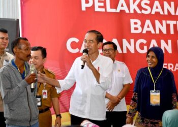 Kunjungi Gudang Bulog Pematang Kandis, Presiden Tinjau Stok Beras dan Serahkan Bantuan Pangan 18