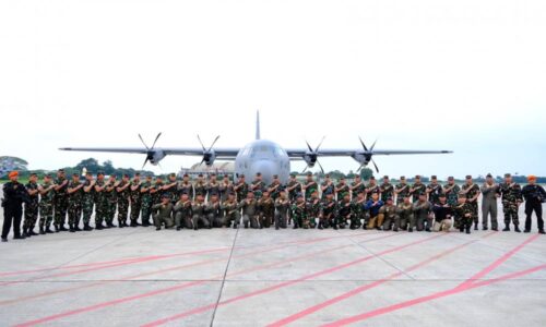 Misi Bantuan Pemerintah Ke Palestina Sukses. Pangkoopsudnas, Dampingi Panglima TNI Sambut Kedatangan Pesawat C-130 J Super Hercules 5