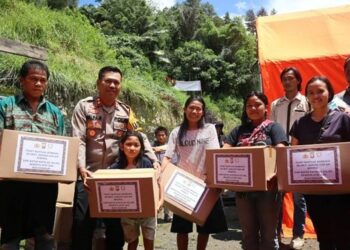 Polda Sulsel Salurkan Bantuan ke Korban Longsor di Tana Toraja 21