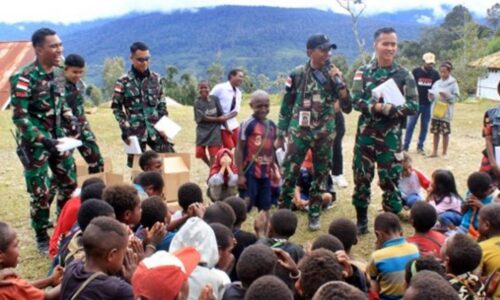 Hari Pendidikan Nasional Satgas Yonif 509 Kostrad Serbu Sekolah di Intan Jaya 4