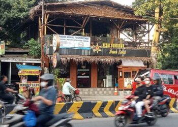 Warga Nilai Pemkot Jakut Kurang Nyali Untuk Bongkar Bangunan Kedai Punggawa di Kolong Tol Pejagalan 18
